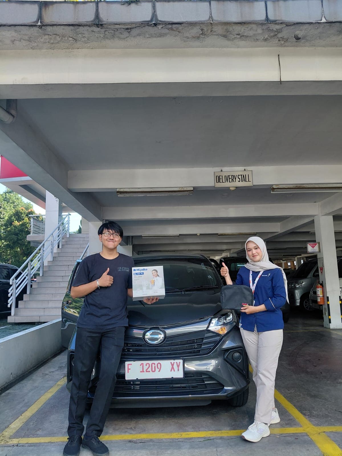 Momen serah terima unit Daihatsu kepada customer, foto 1 dari 8