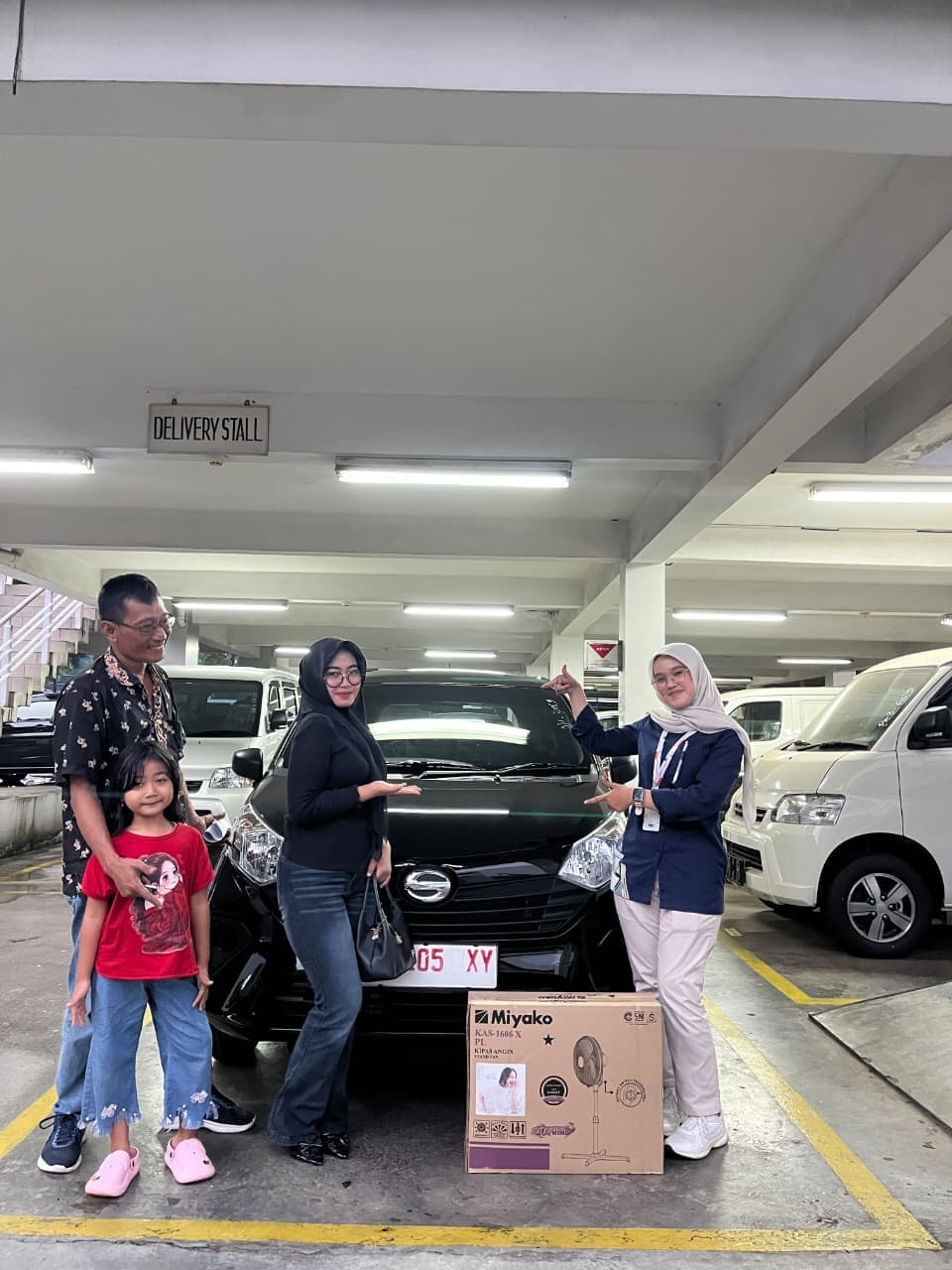 Momen serah terima unit Daihatsu kepada customer, foto 2 dari 8