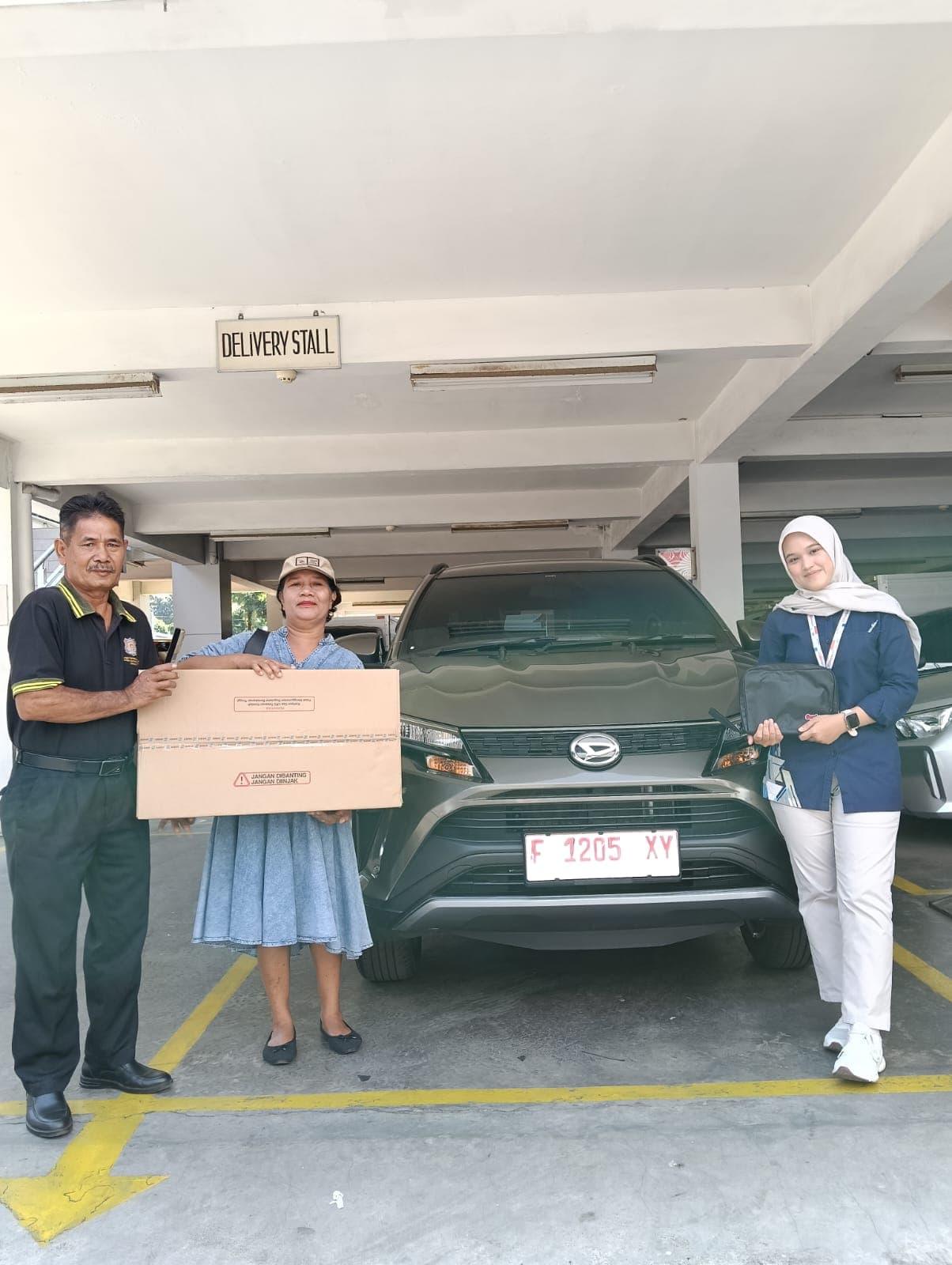 Momen serah terima unit Daihatsu kepada customer, foto 3 dari 8