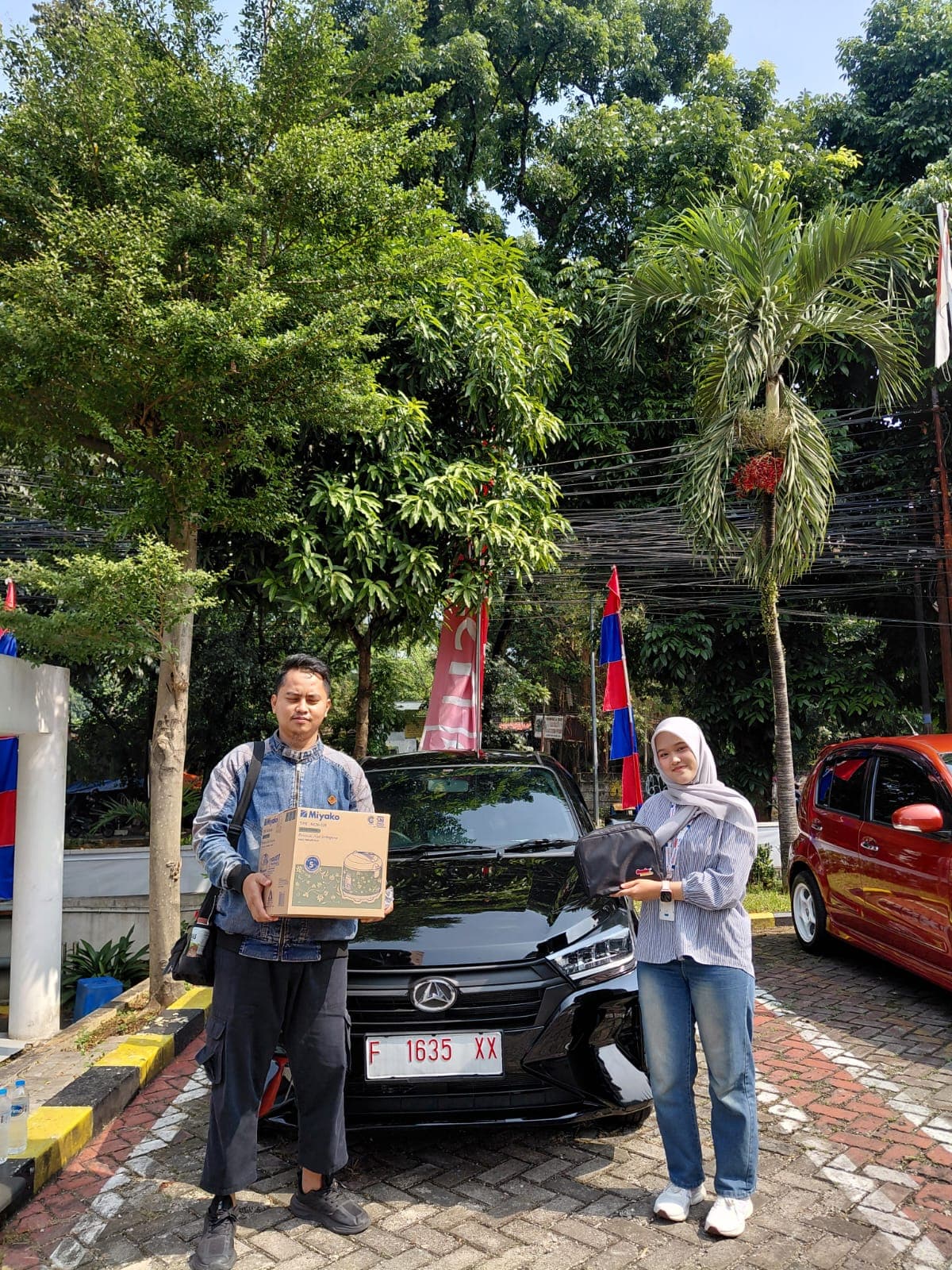 Momen serah terima unit Daihatsu kepada customer, foto 4 dari 8