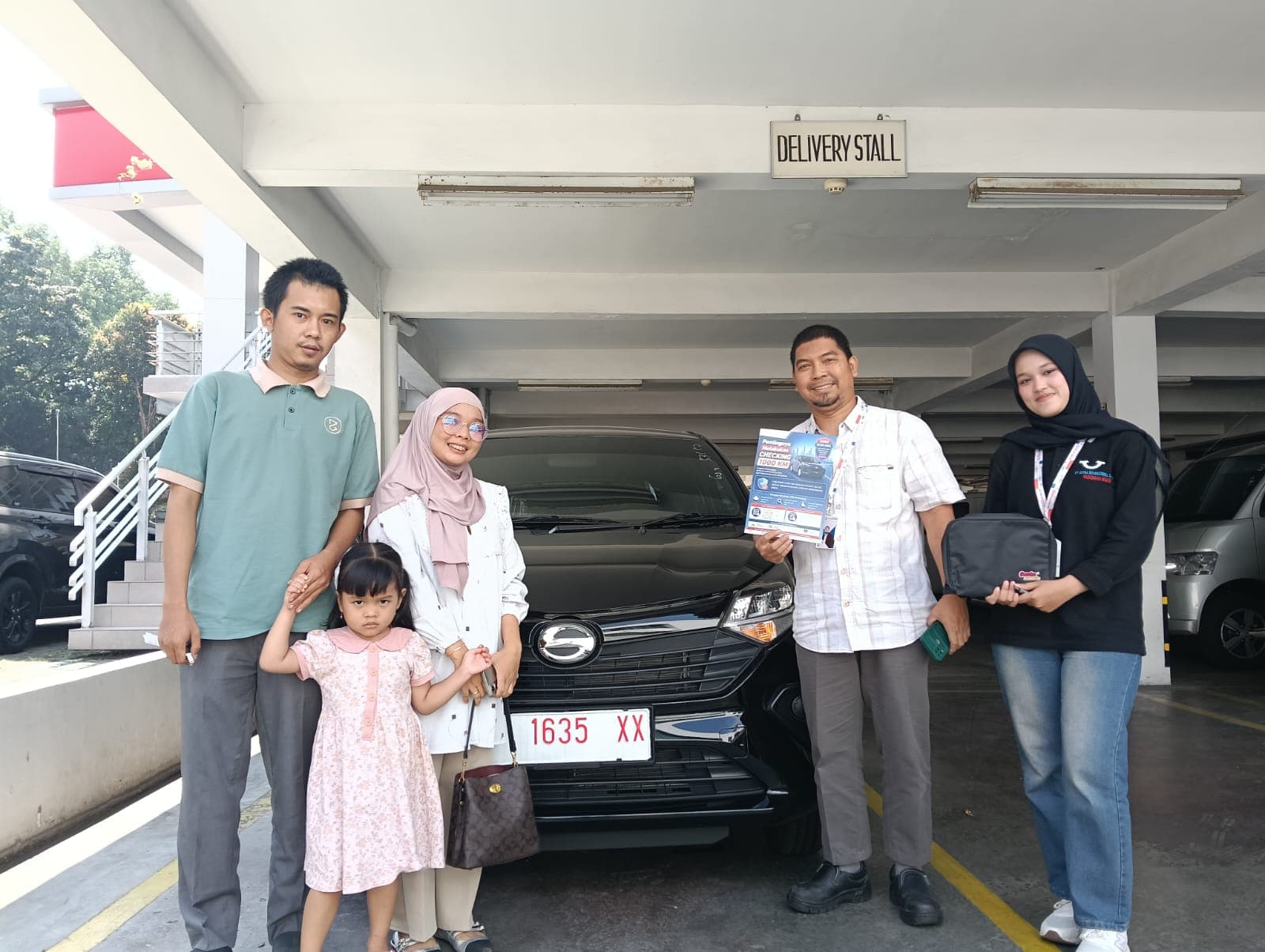 Momen serah terima unit Daihatsu kepada customer, foto 5 dari 8