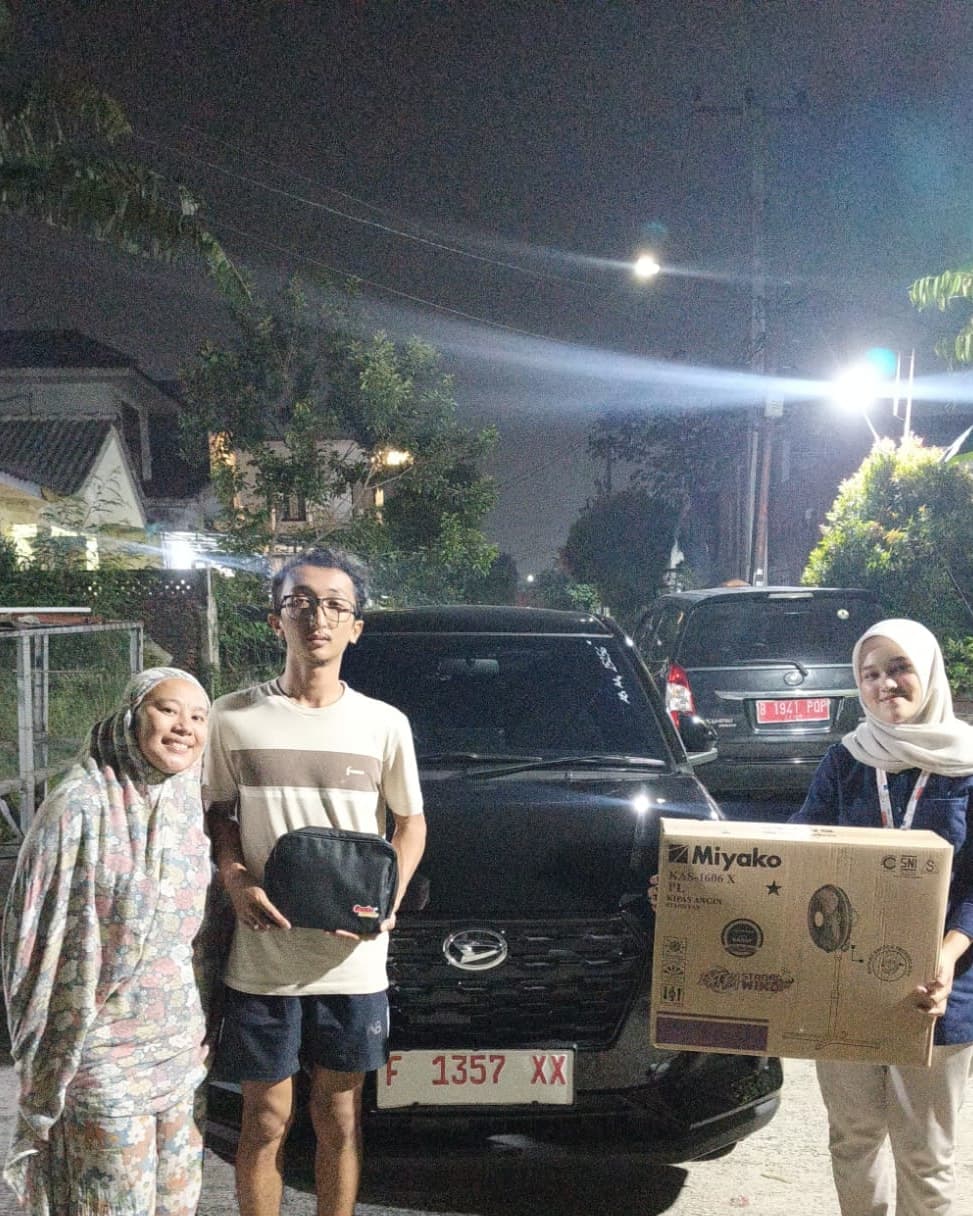 Momen serah terima unit Daihatsu kepada customer, foto 6 dari 8