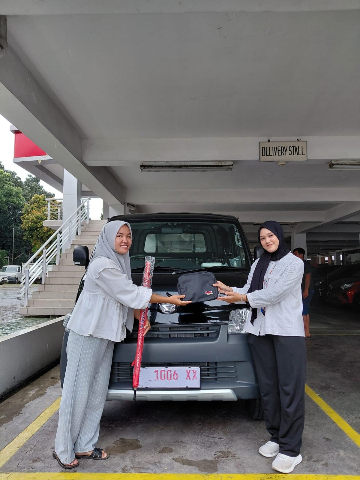 Momen serah terima unit Daihatsu kepada customer, foto 7 dari 8