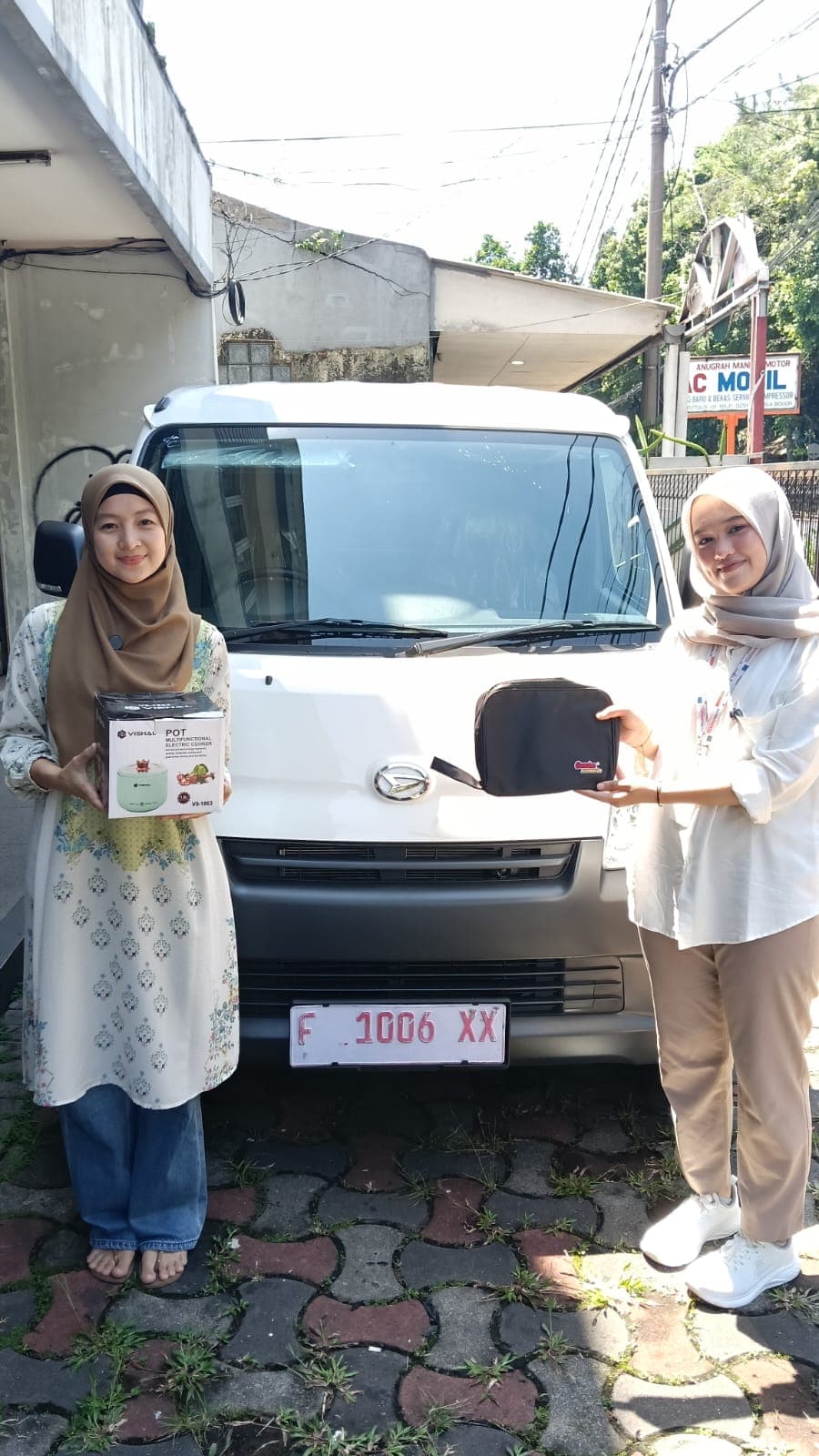Momen serah terima unit Daihatsu kepada customer, foto 8 dari 8
